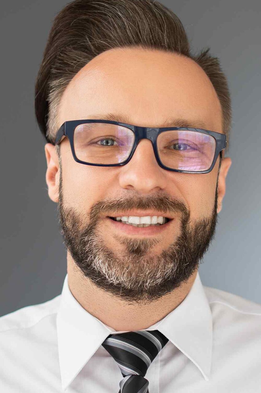 https://multiservicios24.com/wp-content/uploads/2019/02/team_02-850x1280.jpg
