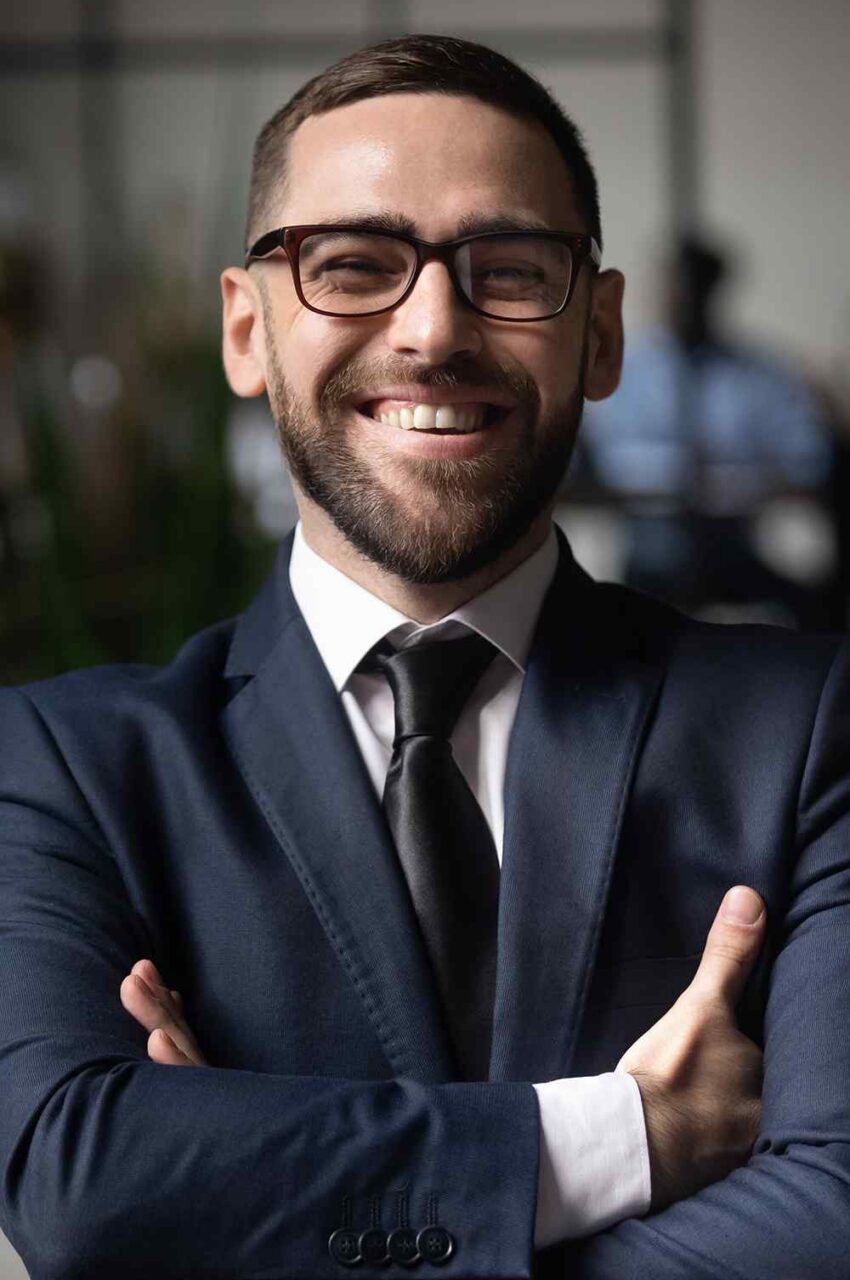 https://multiservicios24.com/wp-content/uploads/2020/08/team_05-850x1280.jpg